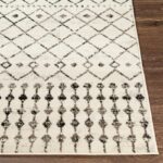 Tapis à motifs géométriques en noir et blanc.