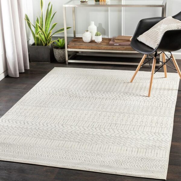 Tapis moderne blanc dans un salon stylé.