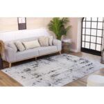 Salon moderne avec canapé et tapis élégant.