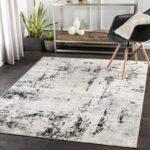 Tapis moderne gris dans un salon épuré.