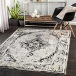 Tapis design gris et blanc dans un salon moderne.