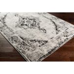 Tapis motif traditionnel gris et blanc.