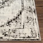 Tapis moderne noir et blanc sur sol en bois.