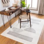 Bureau bois et chaise moderne dans intérieur lumineux.