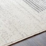 Tapis beige texturé sur plancher en bois