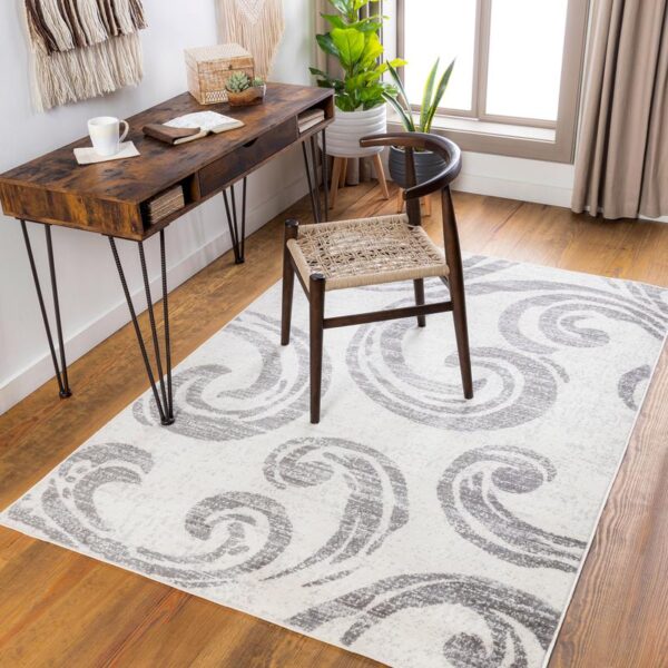 Bureau en bois, chaise et tapis moderne.