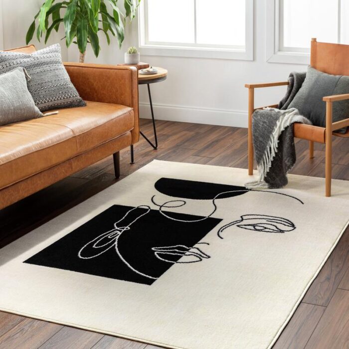 Salon moderne avec canapé en cuir et tapis artistique.