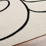 Tapis moderne aux motifs géométriques noir et blanc.