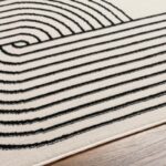 Tapis moderne à rayures noires et blanches.
