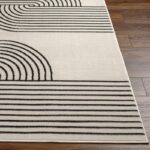 Tapis moderne à motifs géométriques noirs et beige.