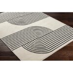Tapis design géométrique noir et blanc.