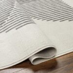 Tapis moderne à motifs rayures sur sol en bois