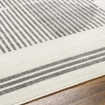 Tapis moderne à motifs rayés sur plancher en bois