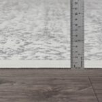 Tapis motif gris, mesure de hauteur avec règle.