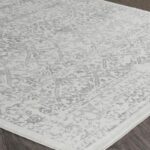 Tapis moderne gris à motifs pour intérieur.