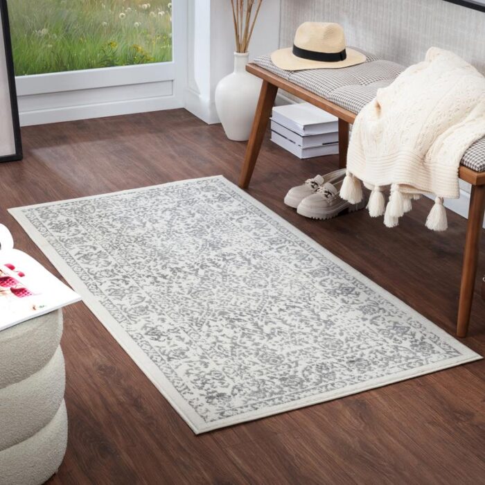 Tapis gris élégant dans un salon lumineux.