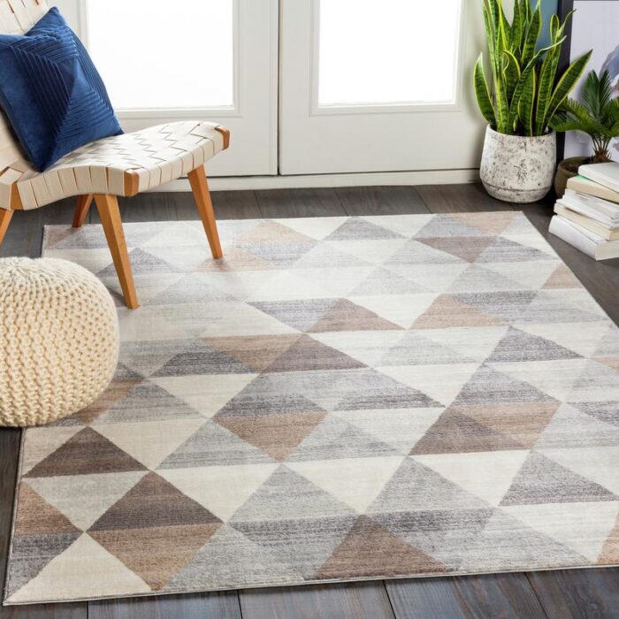 Tapis géométrique moderne dans salon épuré.