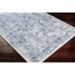 Tapis persan bleu et blanc, design traditionnel.