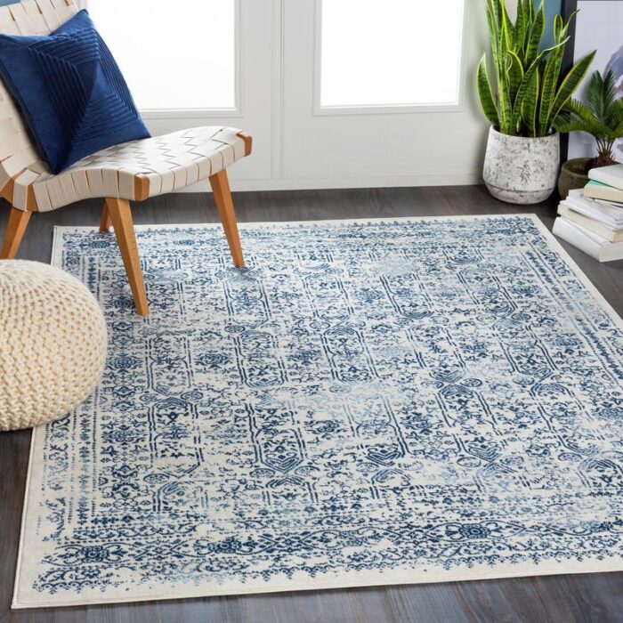 Tapis bleu et blanc dans un salon lumineux.