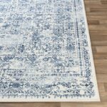 Tapis persan bleu et blanc sur parquet.