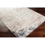 Tapis moderne abstrait sur parquet brun.