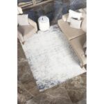 Tapis moderne bleu et blanc dans salon élégant.