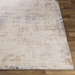 Tapis moderne sur plancher en bois.