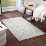 Tapis moderne dans un salon lumineux.