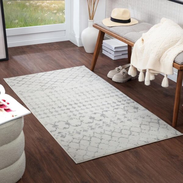 Tapis moderne dans un salon lumineux.