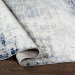 Tapis bleu et blanc partiellement enroulé.