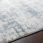 Tapis à motifs bleus sur sol en bois