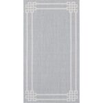Tapis gris avec bordure décorative blanche.