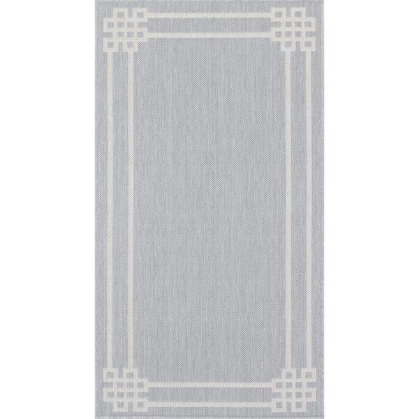 Tapis gris avec bordure décorative blanche.