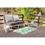 Salon de jardin moderne sur terrasse en bois.