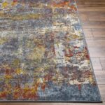 Tapis moderne multicolore sur plancher en bois.