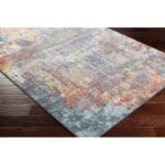 Tapis moderne multicolore sur sol en bois