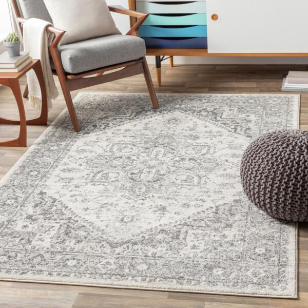 Tapis gris vintage dans salon moderne.