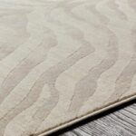 Tapis beige à motifs ondulés.