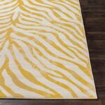 Tapis motif zébré jaune et blanc.