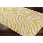 Tapis motif zèbre jaune et blanc.