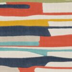 Tapis moderne aux rayures colorées en gros plan.