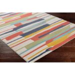 Tapis coloré à rayures modernes sur plancher en bois.