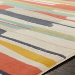 Tapis coloré aux motifs abstraits et modernes.
