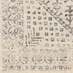 Tapis à motifs géométriques et floraux en nuances de beige.