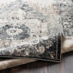 Tapis design moderne aux motifs abstraits.