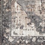 Tapis à motifs texturés gris et beige.
