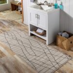 Tapis de salle de bain contemporain sur plancher en bois.