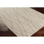 Tapis beige contemporain à motifs géométriques.