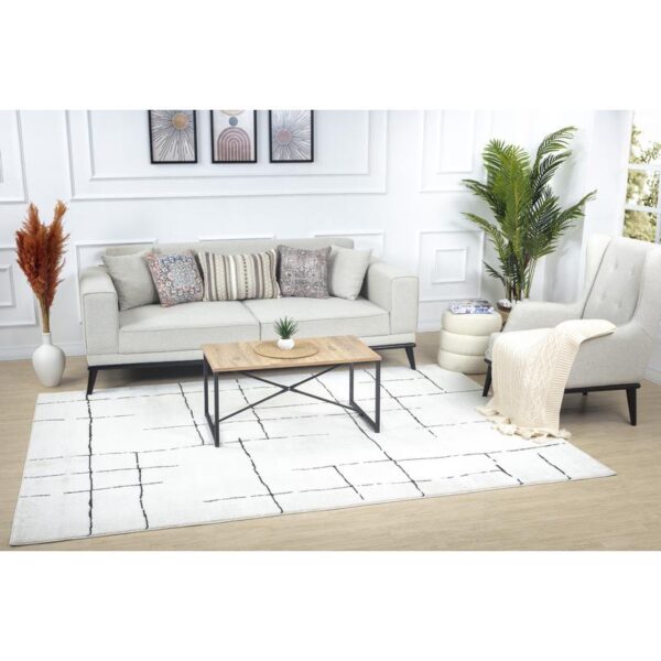 Salon moderne avec canapé, fauteuil et table basse.