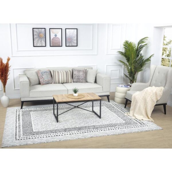 Salon moderne avec canapé et table basse.